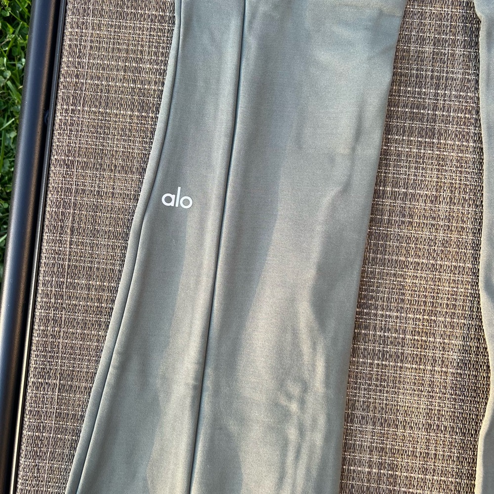 Alo Yoga hi waist 7/8 zip it flare legging - dark cactus - Picture 8 of 10